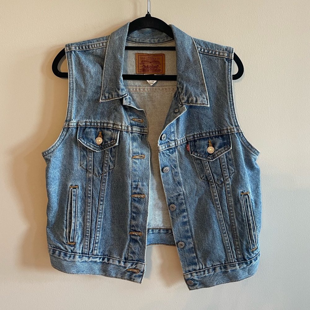 Women’s size M Levi’s Jean Vest! ✨VINTAGE / GENUINE DENIM✨
